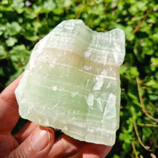 Pistachegrön kalcit, rå sten