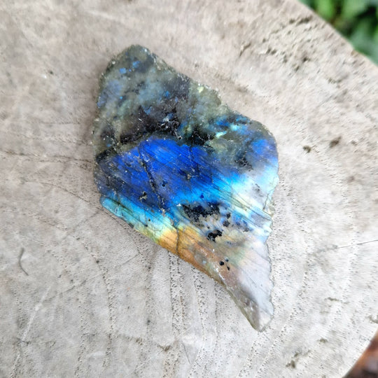 Labradorit, rå med en polerad sida