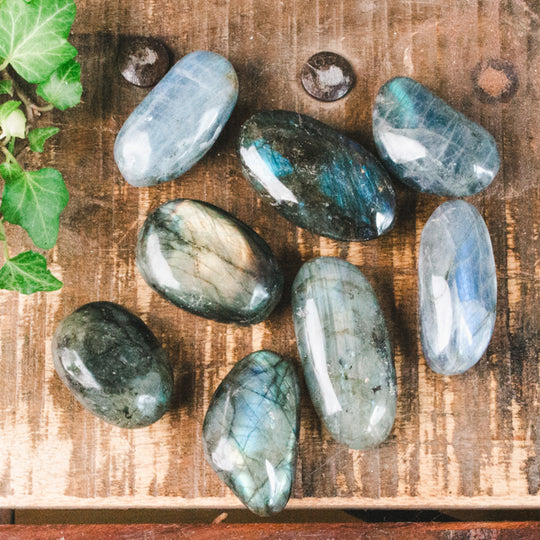 Labradorit, trumlade stenar