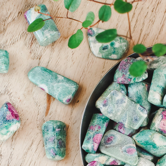 Fuchsit med Rubin, trumlade stenar