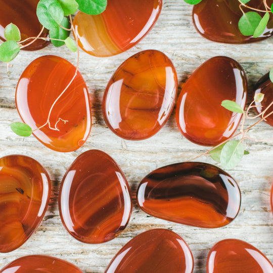 Karneol, polerade platta stenar