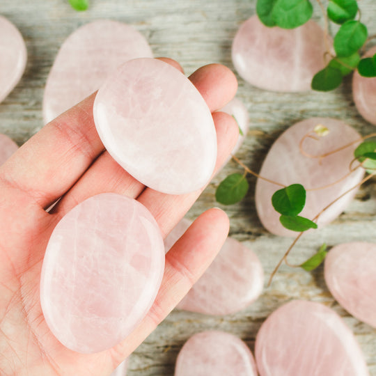 Rosenkvarts, polerade platta stenar