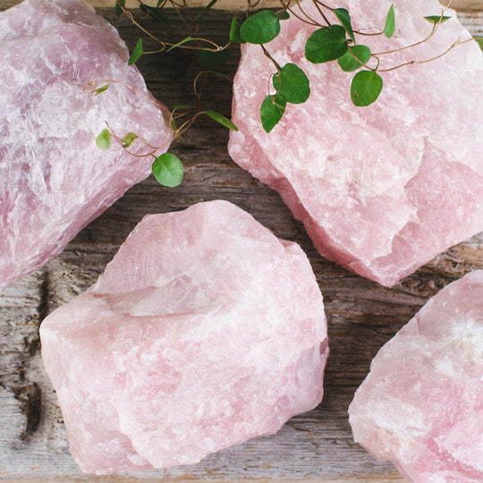 Rosenkvarts, stora rå stenar